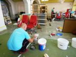  Zaposleni v podjetju DM prebarvali Mladinski center Metlika